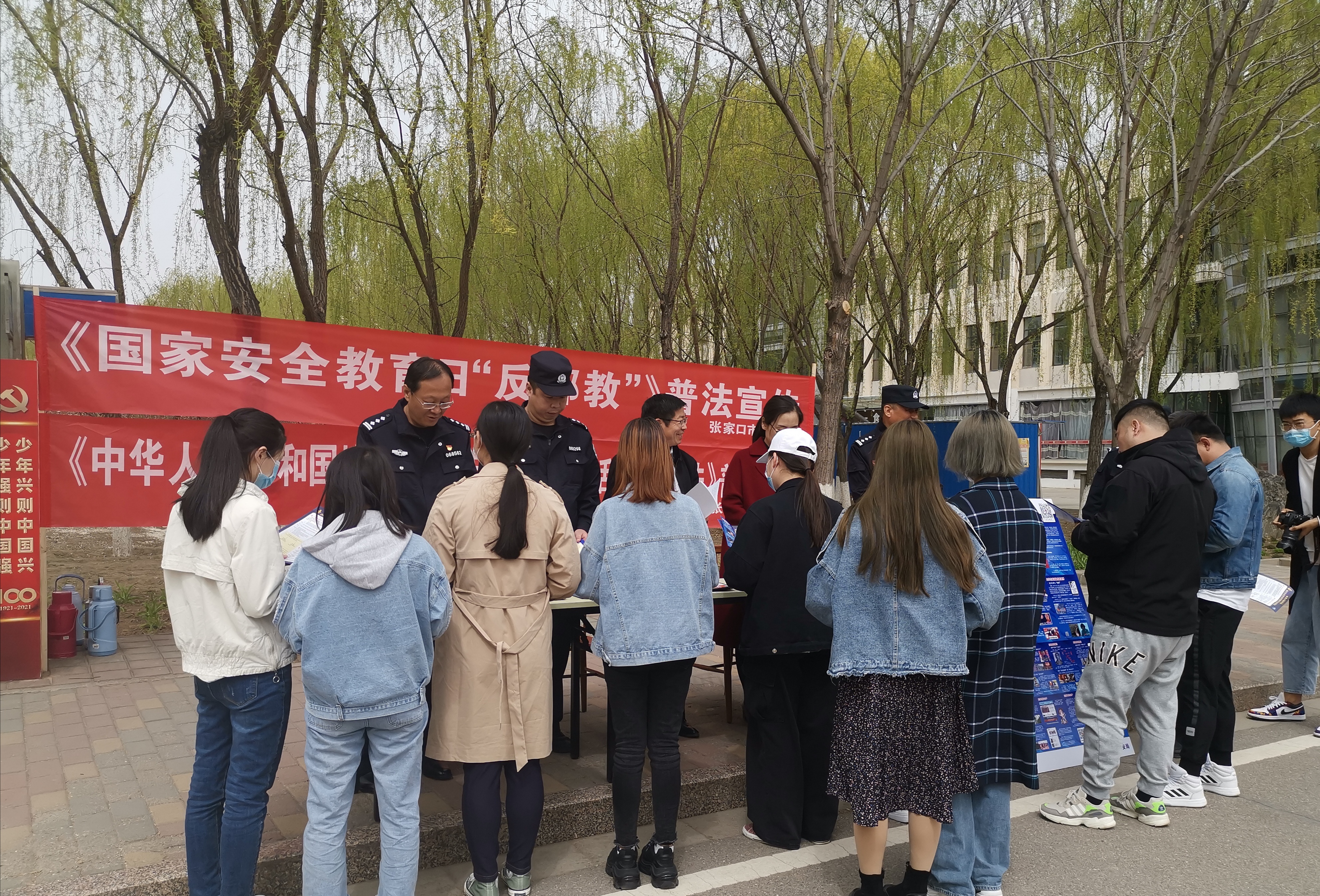 我校开展国家安全教育日大学生普法活动